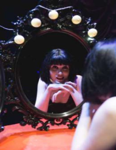 Silvia Solans en Alicia y el club de los 27