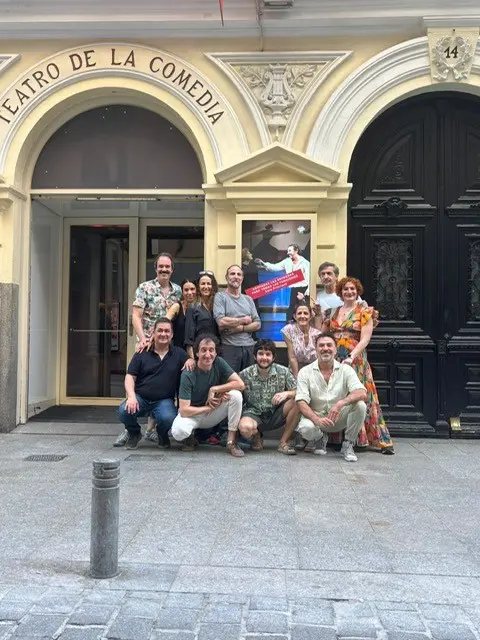 foto todos frente a fachada con entradas vendidas 2